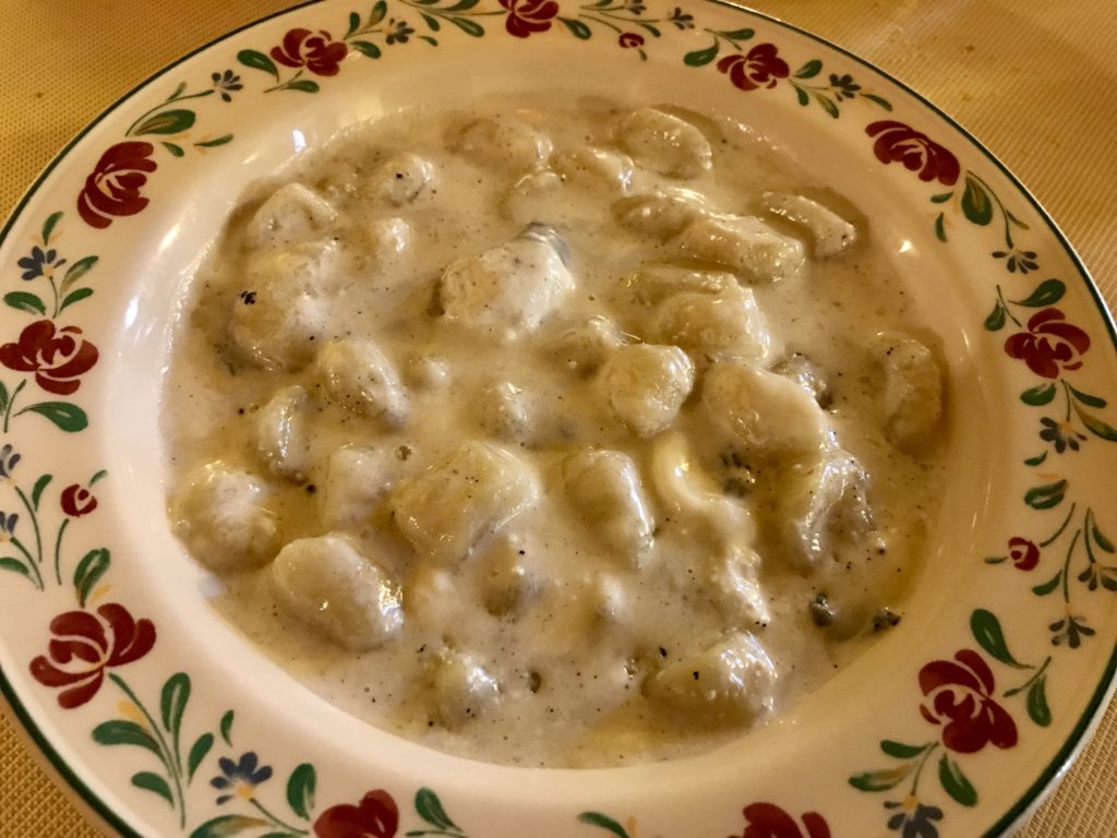 Gnocchi di patate con toma frabosina di pura capra stagionata nel carbone vegetale - Locanda dell'Arco Cissone