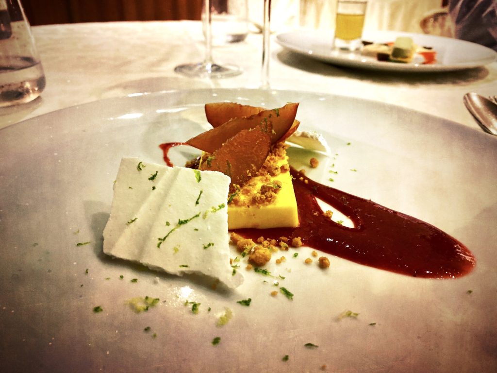 Panna cotta allo zafferano, meringa, pesca e lampone