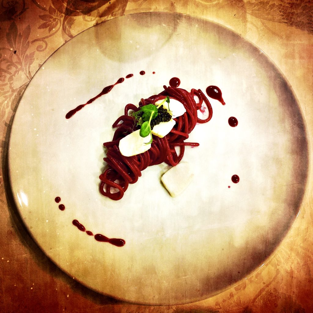Spaghetto, barbabietola, capasanta e caviale Ristorante del Grand Hotel dei Castelli