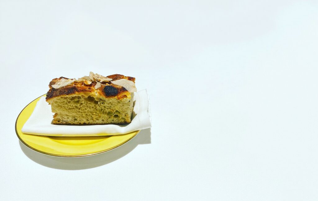 A Day in the Life - Focaccia con ricotta, miele di Casa Maria Luigia, nocciole e tartufo bianco Osteria Francescana Menù