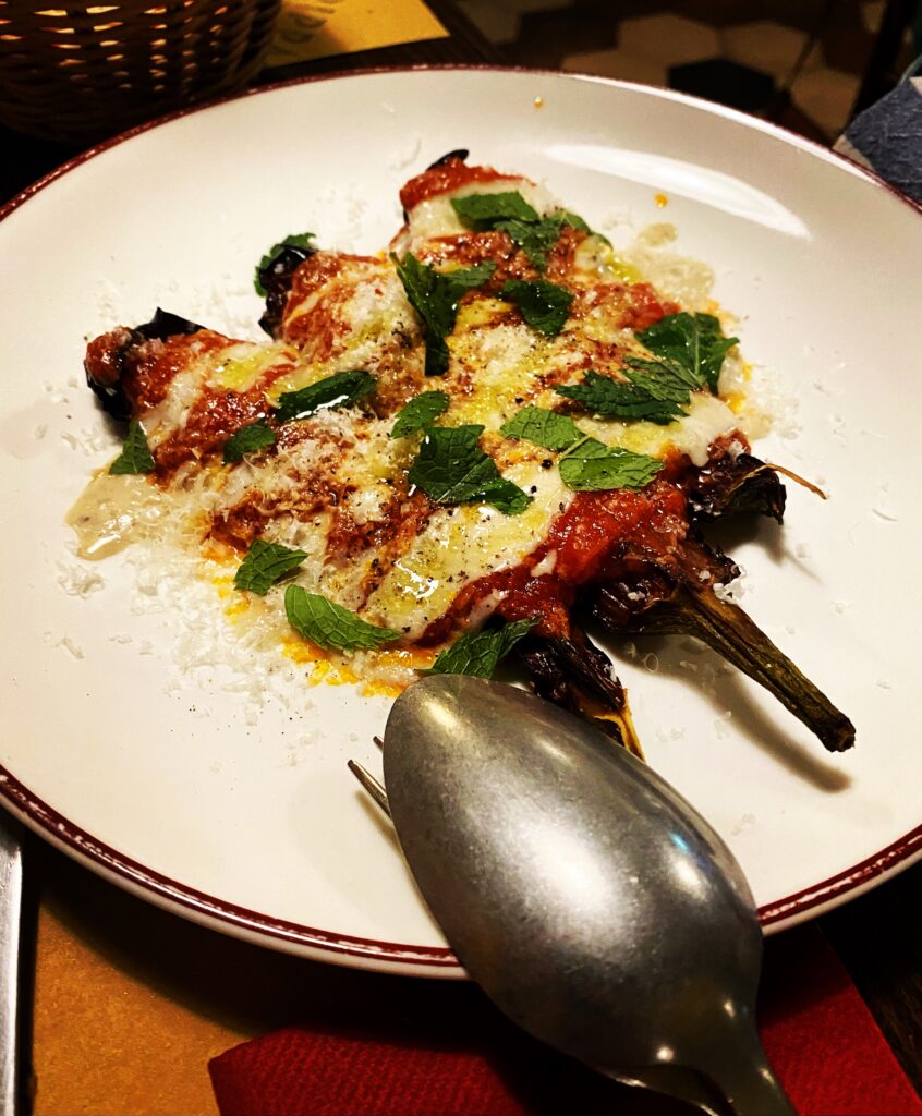 Melanzane alla romana, salsa calcio e pepe, menta