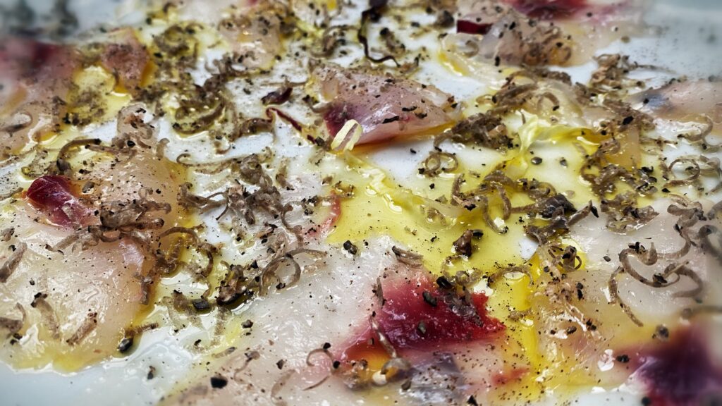 Carpaccio con tartufo nero uncinato Raieü Lavagna Carpaccio con tartufo nero uncinato Raieü Lavagna