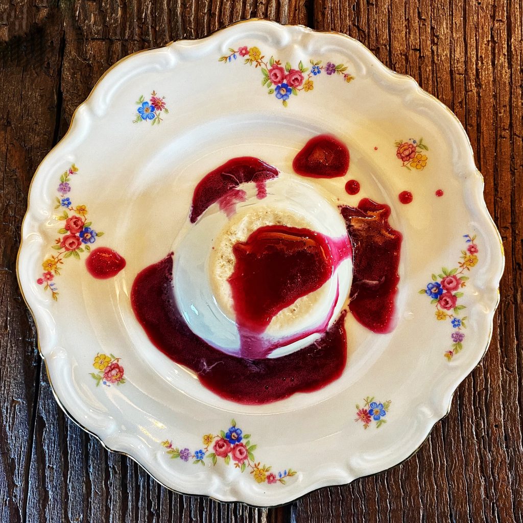 Reis Chiot Martin Cibo libero di montagna Panna cotta al fieno di montagna, succo di mirtilli#