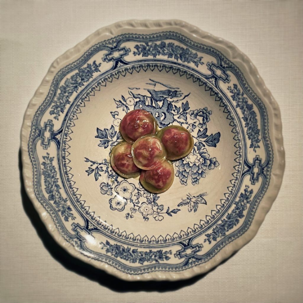 Ravioli ripieni di rapa rossa, glassati alla cicoria e maggiorana