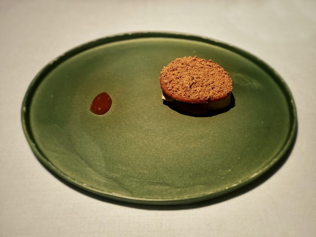 Noce: frolla montata di noci, sorbetto di noci, semifreddo di nocino e albicocca