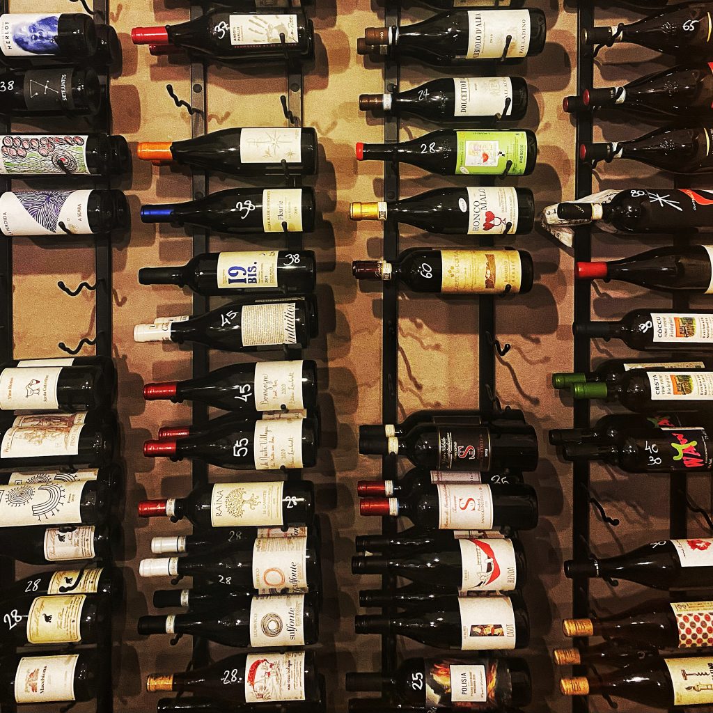 Una piccola parte delle bottiglie disponibili quella sera