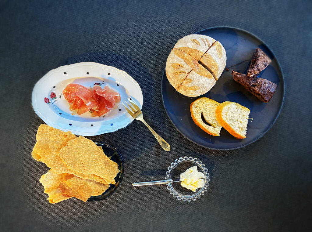 Pani delle Officine del cibo, olio extravergine di oliva della Locanda, burro montato, sfoglie di pasta matta lunigianese e culatello Spigaroli - Locanda de Banchieri, Fosdinovo (MS): la cucina della Lunezia in tutto il suo splendore