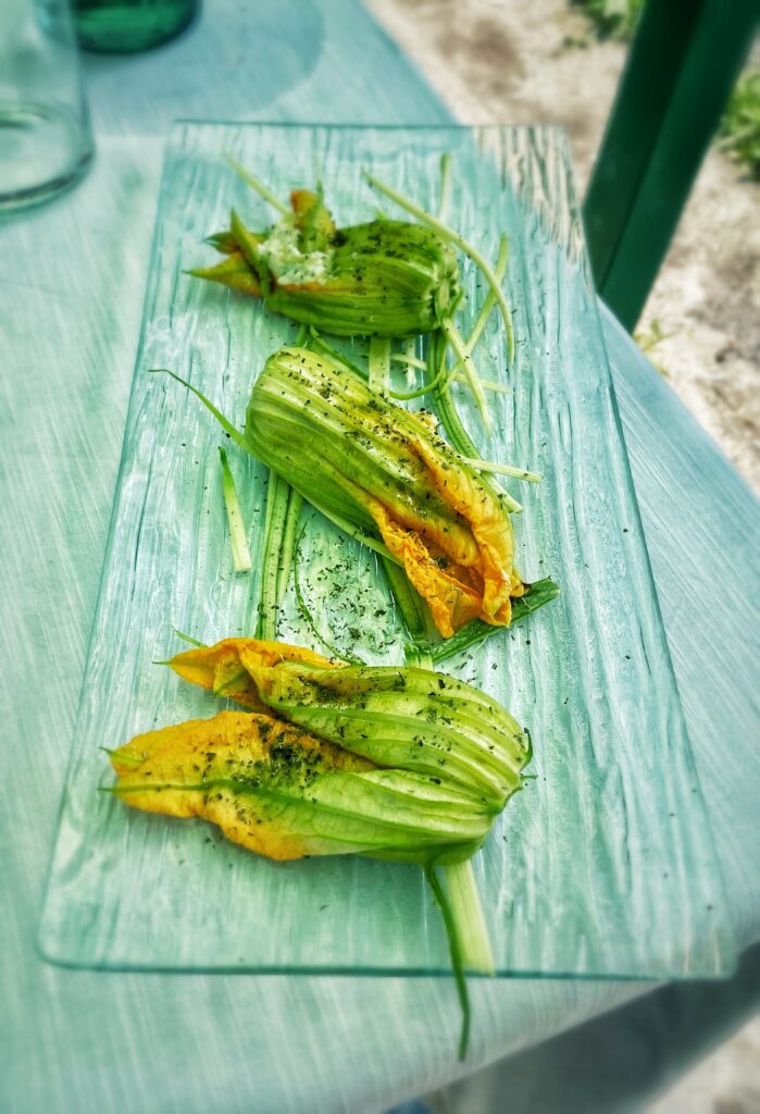 Trattoria Ligagin Lumarzo - Fiori di zucchina al vapore con bacio di latte Trattoria Ligagin Lumarzo - Fiori di zucchina al vapore con bacio di latte