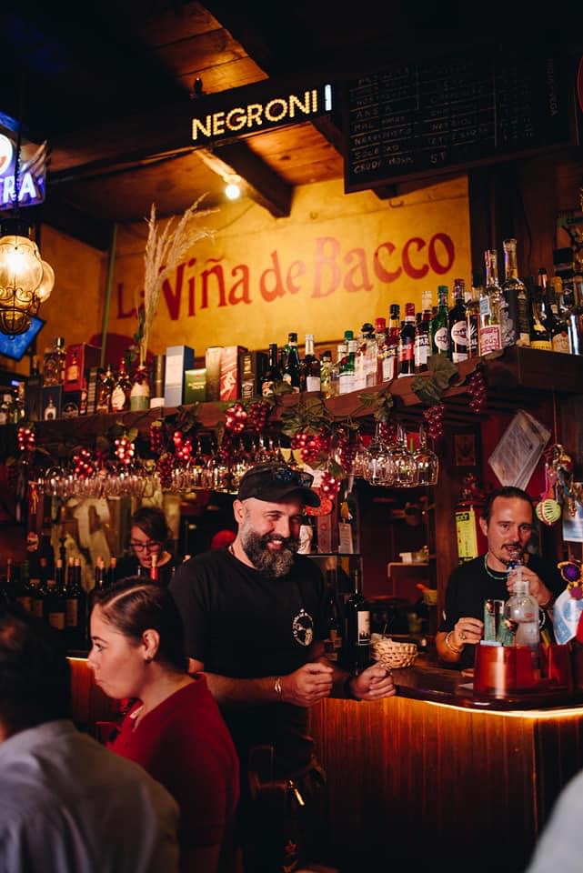 La barra y sus “jefes”.