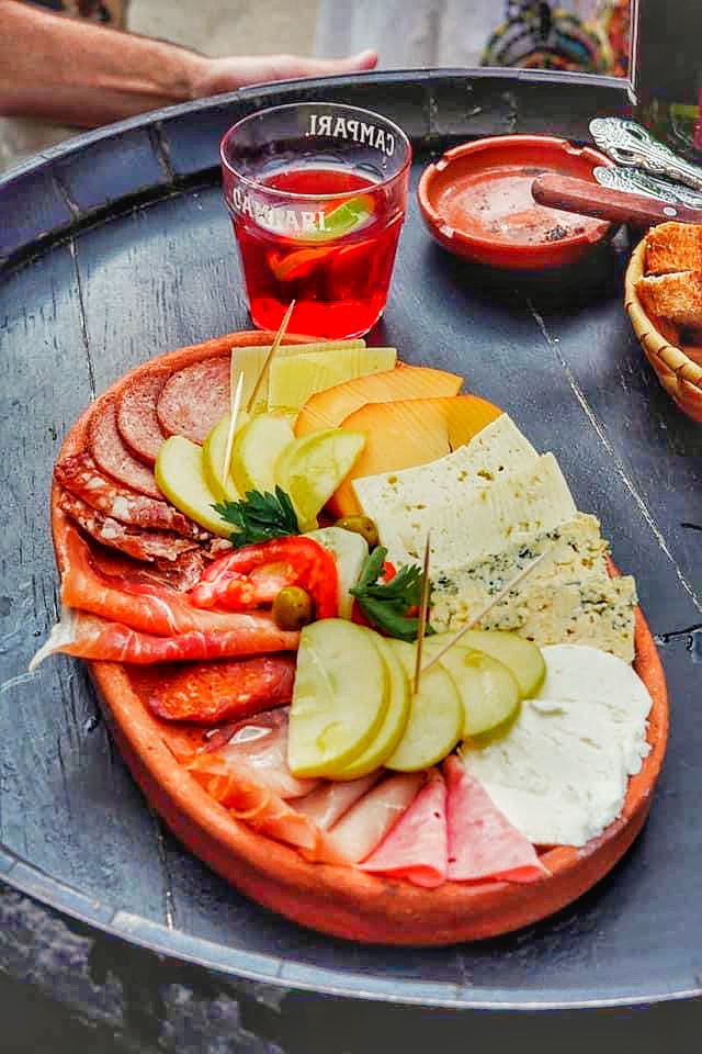 Tabla de carnes y quesos, mexicanos y de importación - La viña de bacco: el rincón más europeo de México