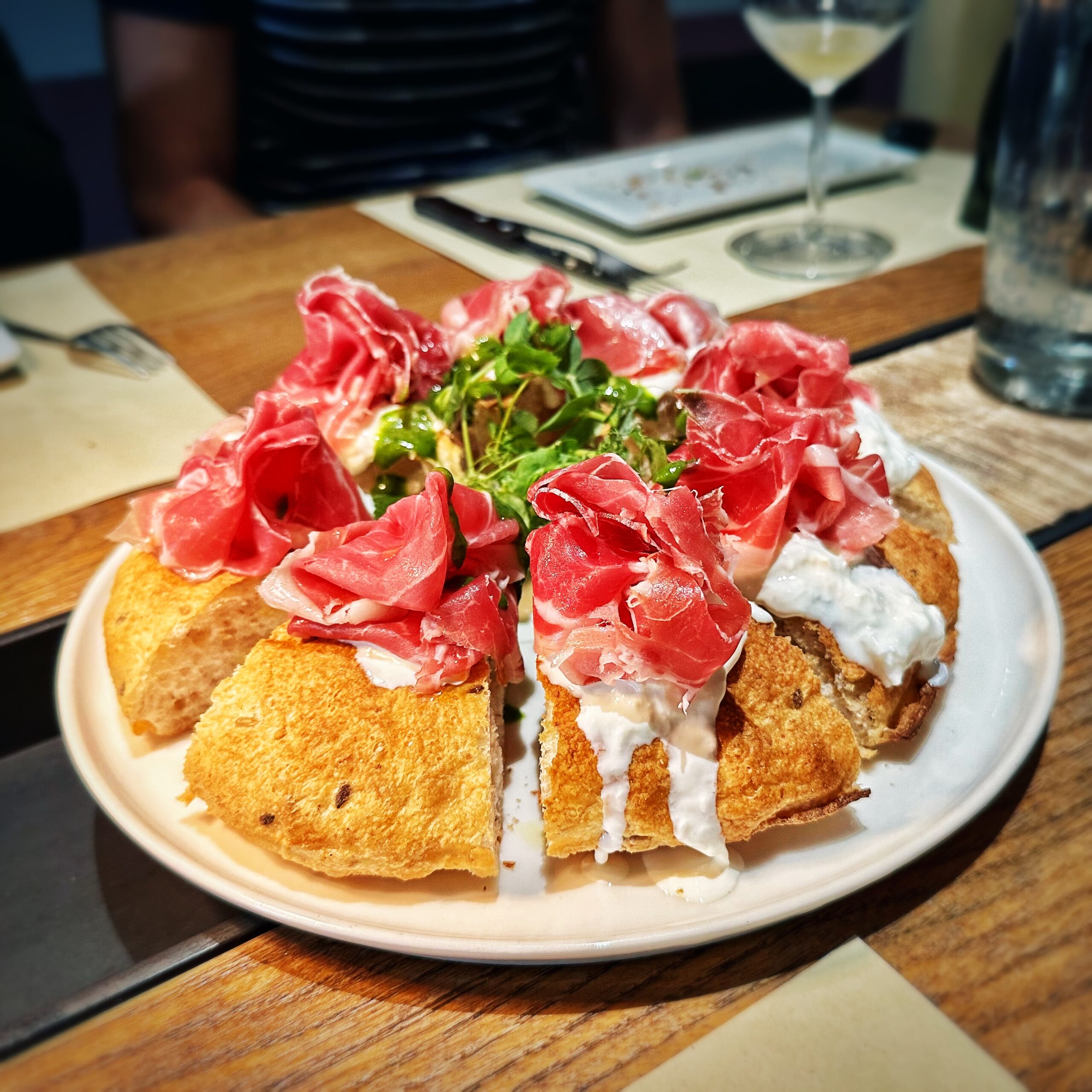 Saporè San Martino - Aria di Pane classica (burrata, prosciutto crudo ed emulsione di basilico)