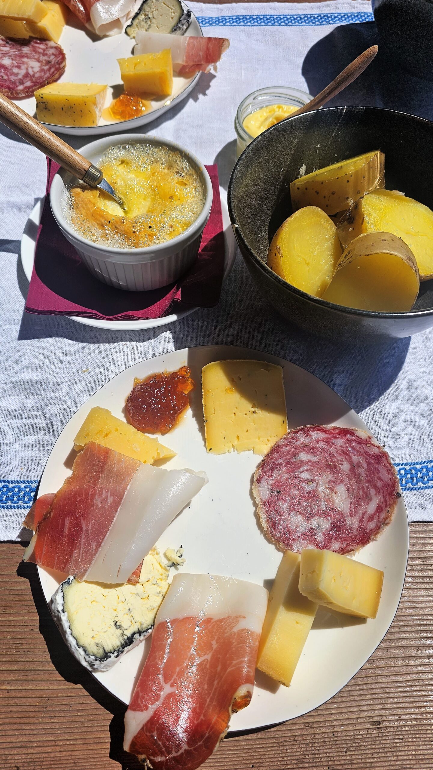 Malga TELVAGOLA (Pieve Tesino - TN): tutto la dissidenza di IRENE PIAZZA e ANNA SARCLETTI - Salumi e formaggi