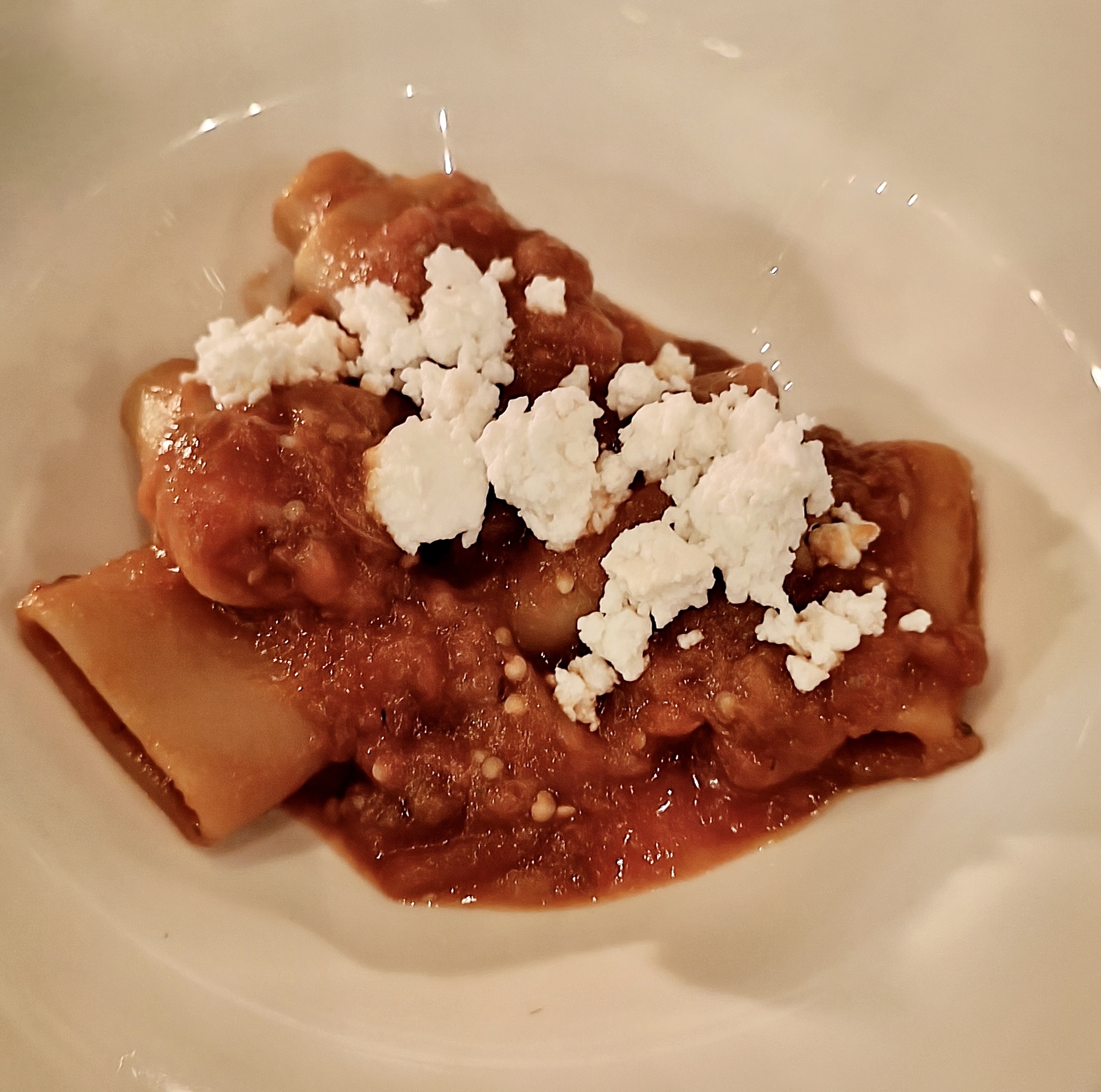 Ristorante ANTICA DIMORA DEL GRUCCIONE: una perla nel cuore del Montiferru - Paccheri al datterino arrosto, caviale di melanzana e ricotta Mustia