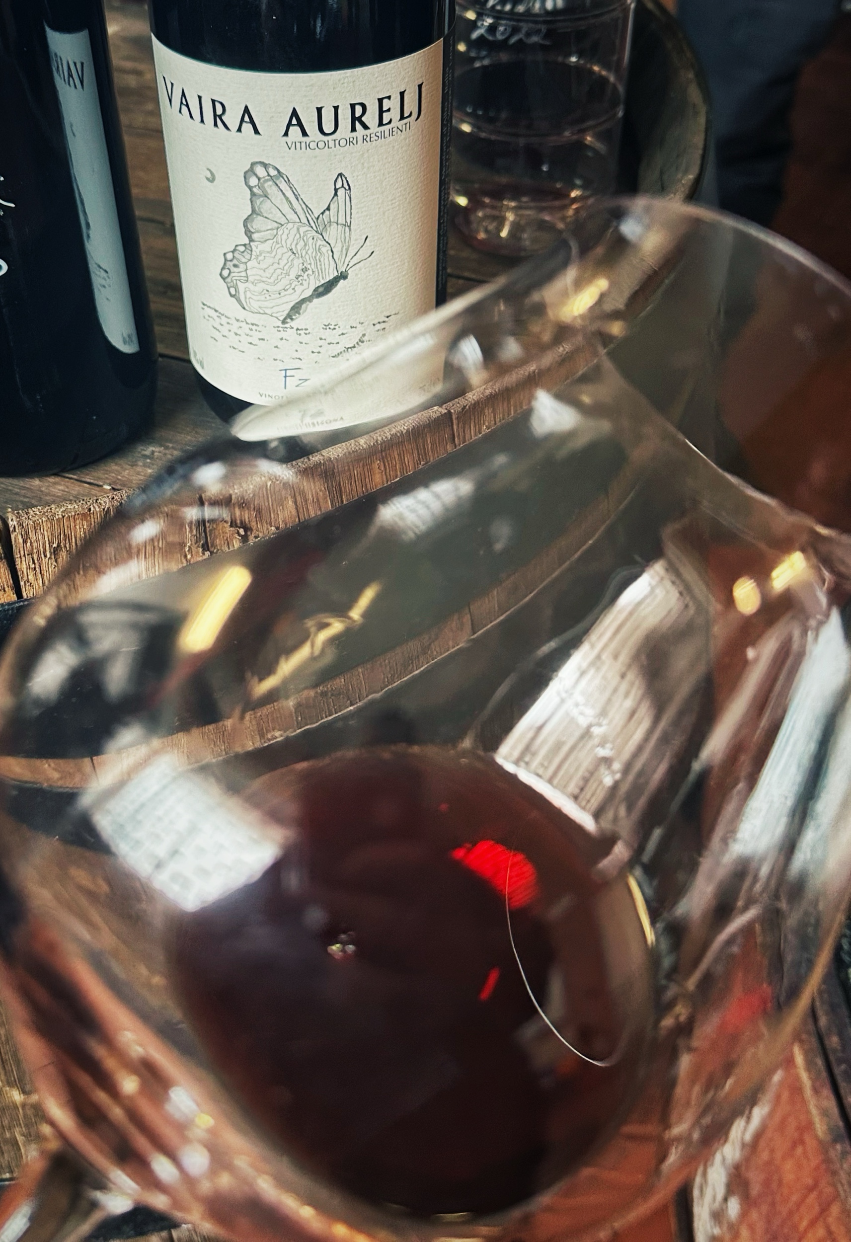 VAIRA AURELJ + D’ARCY: sentire il vento che cambia a BAROLO attraverso una visita in cantina - FZ