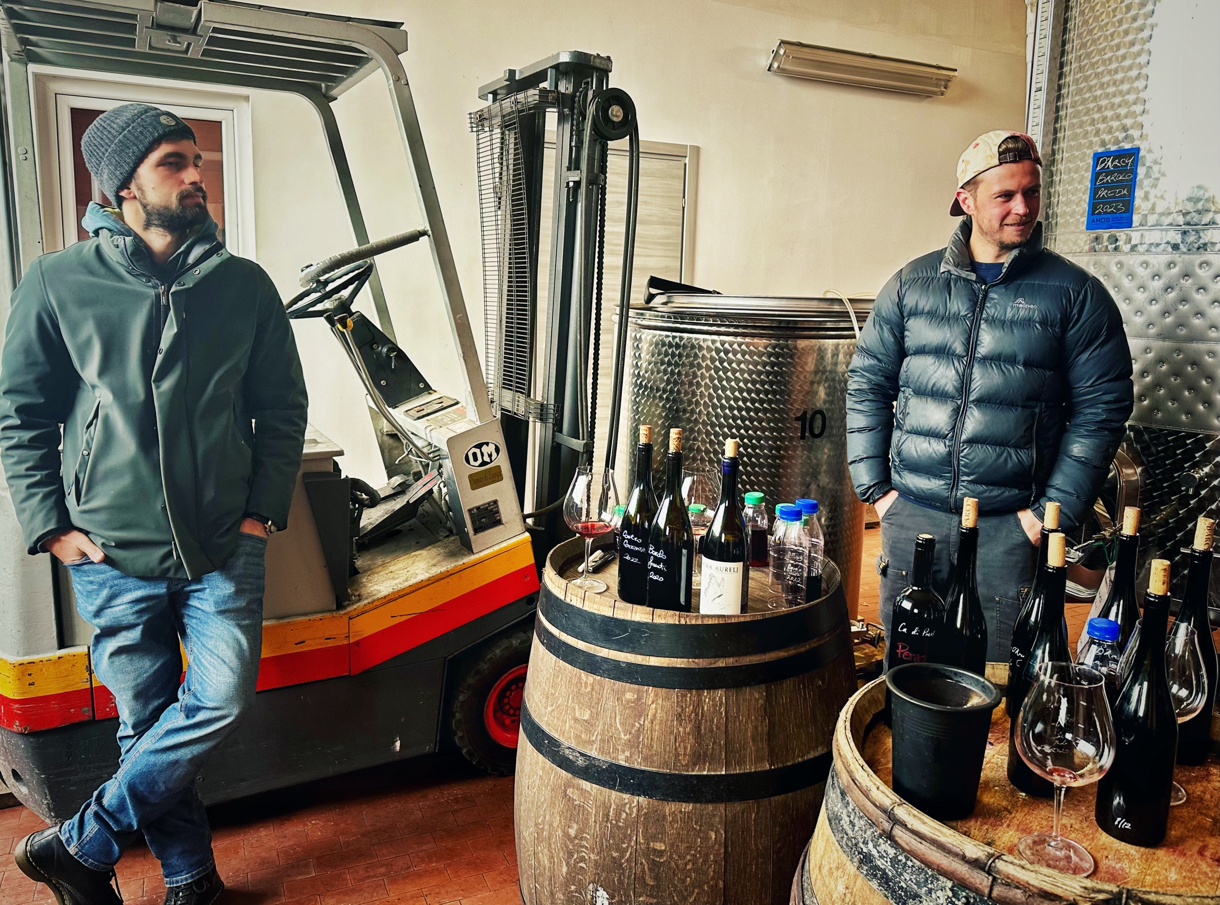 VAIRA AURELJ + D’ARCY: sentire il vento che cambia a BAROLO attraverso una visita in cantina